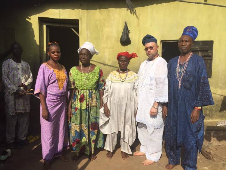 Baba Nathan Lugo conta como Logunede é cultuado por uma família em terra Yoruba