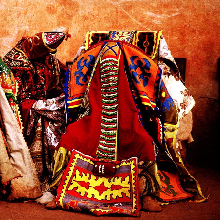 Coisas sobre Egungun que talvez você não saiba e 2 vídeos com entrevistas a sacerdotes de Egungun de Oyo – Nigéria