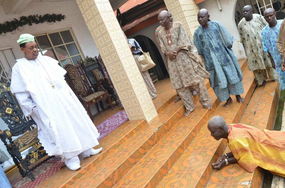 Sacerdotes de Ifá, imploram perdão do Alaafin de Oyo com ajuda do Babalawo Wande Abimbola