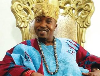 O Oluwo de Iwoland, Oba Abdurasheed Akanbi remove estátua de Orisa de  800 anos do seu palácio e diz que ele está acima dos Orisa