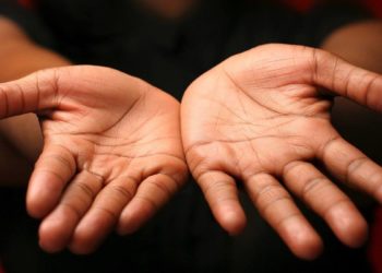 Cultura Yorùbá e o uso da mão esquerda